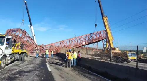 
				
					Carreta derruba passarela na BR-324 e rodovia é interditada na Bahia
				
				