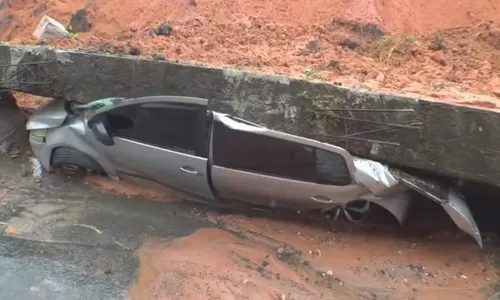 
				
					Carro é esmagado e fica destruído após deslizamento de terra na Bahia
				
				