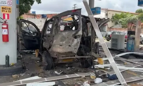 
				
					Carro fica destruído após explosão em posto de combustíveis na Bahia
				
				