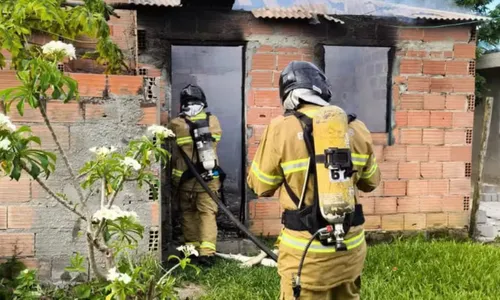 
				
					Casa é incendiada após botijão de gás explodir em Porto Seguro
				
				