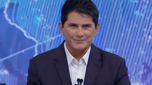 
				
					César Filho expõe planos do SBT para bater audiência da Record
				
				