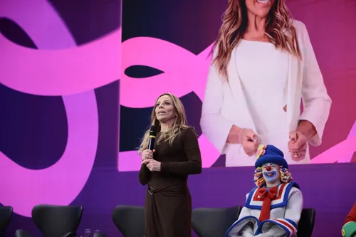 
				
					Christina Rocha alfineta Daniela Beyruti em retorno ao SBT: 'Não tira'
				
				