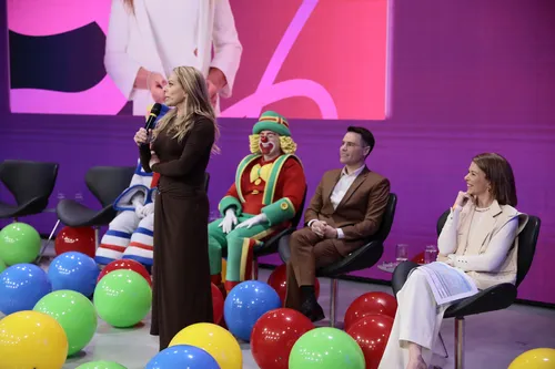 
				
					Christina Rocha alfineta Daniela Beyruti em retorno ao SBT: 'Não tira'
				
				