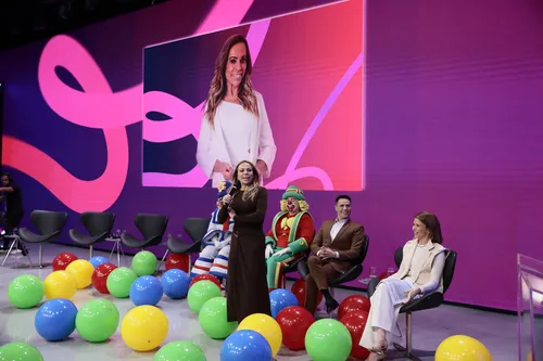 
				
					Christina Rocha alfineta Daniela Beyruti em retorno ao SBT: 'Não tira'
				
				