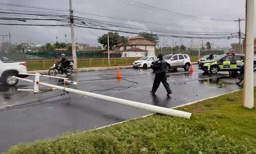 
				
					Chuva forte causa deslizamento de terra e quedas de árvore em Salvador
				
				
