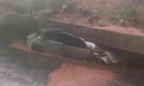 
				
					Chuva forte causa deslizamento de terra e quedas de árvore em Salvador
				
				