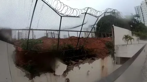 
				
					Chuvas em Salvador: muro desaba em bairro nobre e Marinha emite alerta
				
				