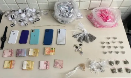 
				
					Cinco homens são presos por tráfico de drogas em Salvador
				
				