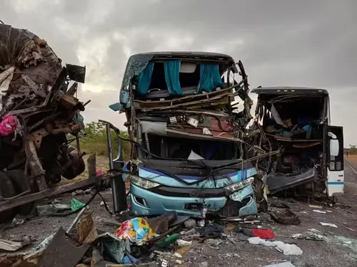 
				
					Cinco morrem e 23 ficam feridos em batida com ônibus na Bahia
				
				