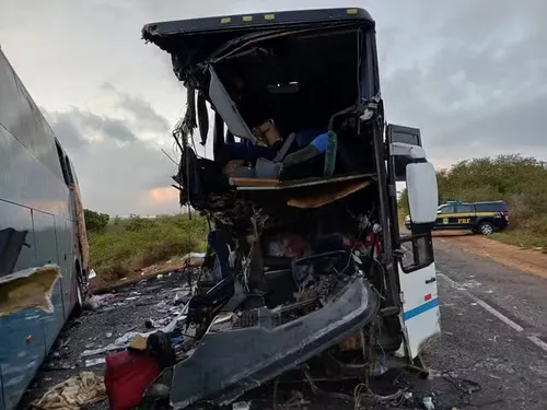 
				
					Cinco morrem e 23 ficam feridos em batida com ônibus na Bahia
				
				