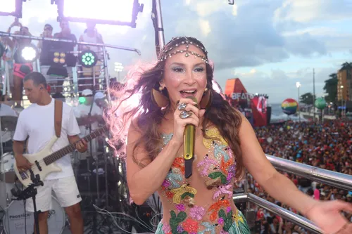 
				
					Carnaval: Claudia Leitte leva pipoca para circuito do Campo Grande
				
				