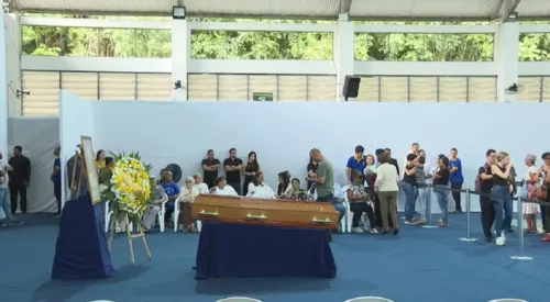 
				
					Divaldo Franco é enterrado sob aplausos e forte comoção em Salvador
				
				