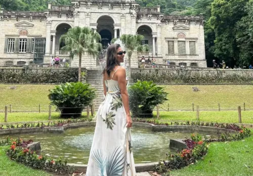 
				
					Corpo de turista morta ao entrar em favela do Rio é enterrado na Bahia
				
				