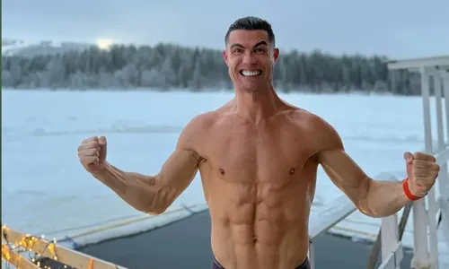 
				
					Cristiano Ronaldo fica sem roupa na neve e manda mensagem de Natal
				
				