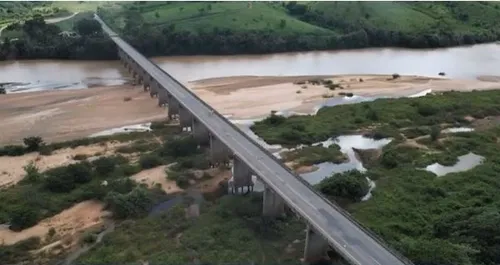 
				
					DNIT anuncia construção de uma nova ponte sobre o Rio Jequitinhonha
				
				