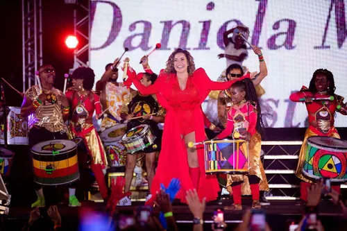 
				
					Daniela Mercury lança audiovisual de 40 anos com Ivete e Olodum
				
				