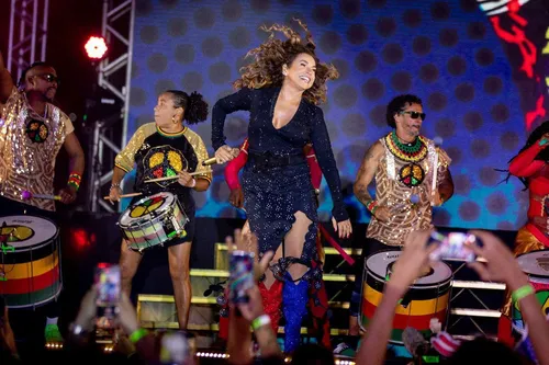 
				
					Daniela Mercury lança audiovisual de 40 anos com Ivete e Olodum
				
				