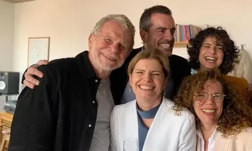 
				
					Debora Bloch faz rara aparição com marido no casamento da filha
				
				