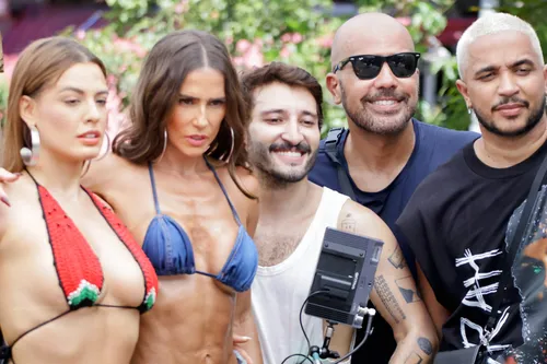 
				
					Deborah Secco sensualiza de biquíni ao lado de Beatriz Reis; FOTOS
				
				