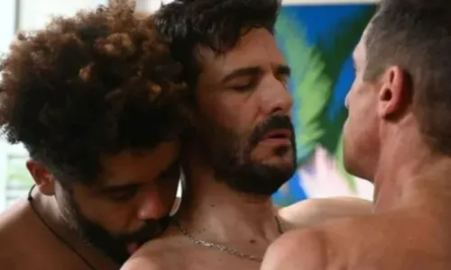 
				
					Diogo Almeida já fez cena de sexo a três e foi galã de novela da Globo
				
				