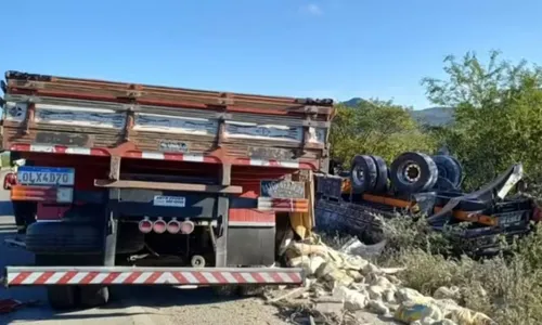 
				
					Dois homens morrem em engavetamento entre caminhões na Bahia
				
				