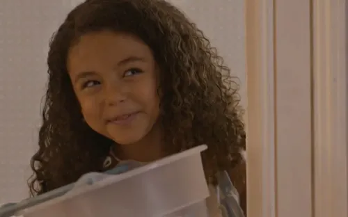 
				
					Dona de Mim: Sofia tranca Leo e Samuel, que dormem juntos no banheiro
				
				