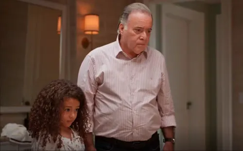 
				
					Dona de Mim: Sofia tranca Leo e Samuel, que dormem juntos no banheiro
				
				