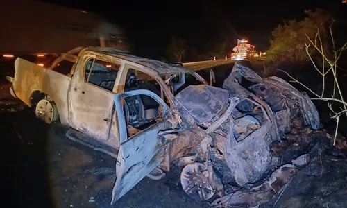 
				
					Duas pessoas morrem carbonizadas em acidente de carro na BR-116
				
				