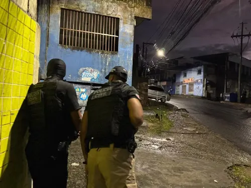 
				
					Duas pessoas morrem e dez são presas em operação contra grupo na Bahia
				
				