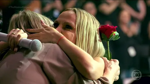 
				
					Eliana leva mãe para The Masked Singer e cai no choro: ‘Glória'
				
				