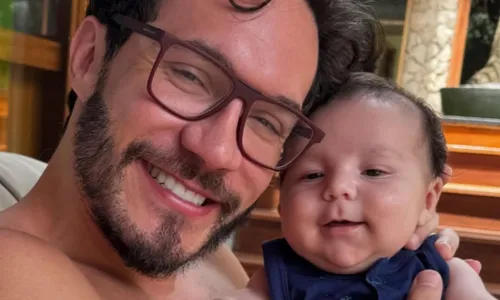 
				
					Eliezer mostra semelhança com Ravi e brinca: 'Cara do papai'
				
				