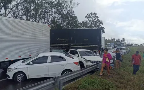 
				
					Engavetamento entre sete veículos deixa cinco feridos na Bahia
				
				