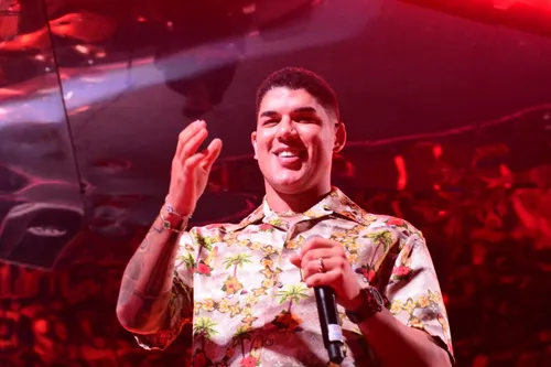 
					Zé Vaqueiro cai do palco após ser puxado por fã em show; VÍDEO
				
				