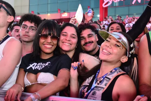 
				
					'Ensaios da Anitta': famosos marcam presença no show em Salvador
				
				