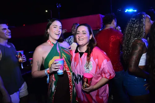 
				
					'Ensaios da Anitta': famosos marcam presença no show em Salvador
				
				