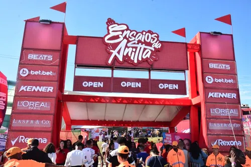 
				
					'Ensaios da Anitta': famosos marcam presença no show em Salvador
				
				