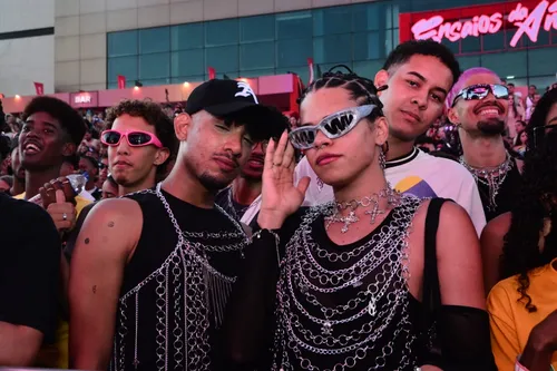 
				
					'Ensaios da Anitta': famosos marcam presença no show em Salvador
				
				