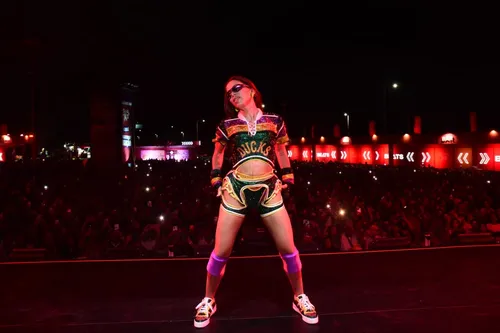 
				
					'Ensaios da Anitta': famosos marcam presença no show em Salvador
				
				