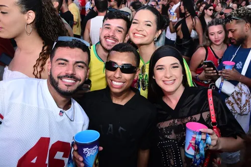 
				
					'Ensaios da Anitta': famosos marcam presença no show em Salvador
				
				