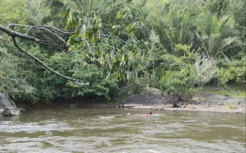 
				
					Estudante se afoga após faltar aula para tomar banho de rio na Bahia
				
				