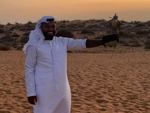 
				
					Ex-BBB Davi posa como 'sheik' e anda de camelo no deserto de Dubai
				
				