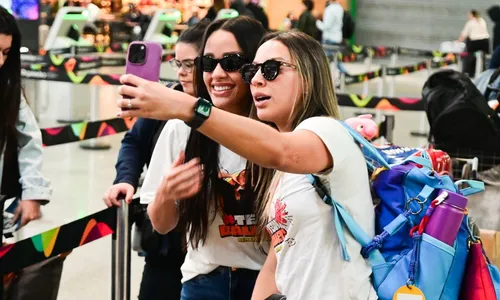 
				
					Ex-BBBs Renata e Eva são recebidas por multidão de fãs em Fortaleza
				
				