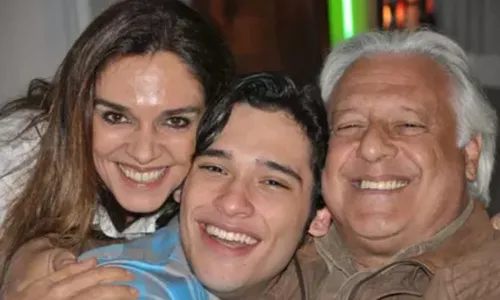 
				
					Ex de Antonio Fagundes é atropelada e bate a cabeça: 'Sangrando'
				
				