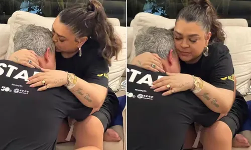 
				
					Preta Gil recebe visita especial de Carolina Dickmann no RJ
				
				