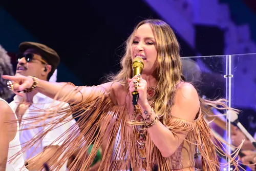 
				
					FOTOS: Claudia Leitte canta no meio do povo em ensaio no Candyall
				
				