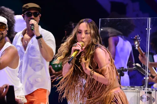 
				
					FOTOS: Claudia Leitte canta no meio do povo em ensaio no Candyall
				
				