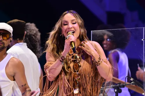 
				
					FOTOS: Claudia Leitte canta no meio do povo em ensaio no Candyall
				
				