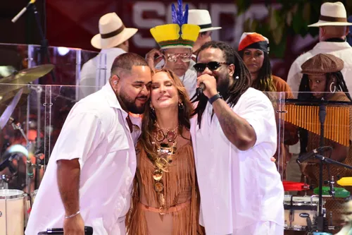 
				
					FOTOS: Claudia Leitte canta no meio do povo em ensaio no Candyall
				
				