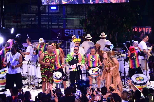 
				
					FOTOS: Claudia Leitte canta no meio do povo em ensaio no Candyall
				
				