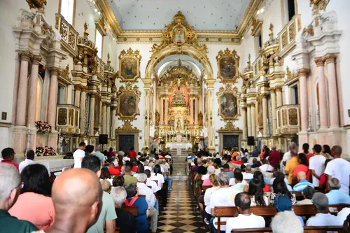 
				
					FOTOS: Devotos se reúnem em celebração a Santa Luzia em Salvador
				
				